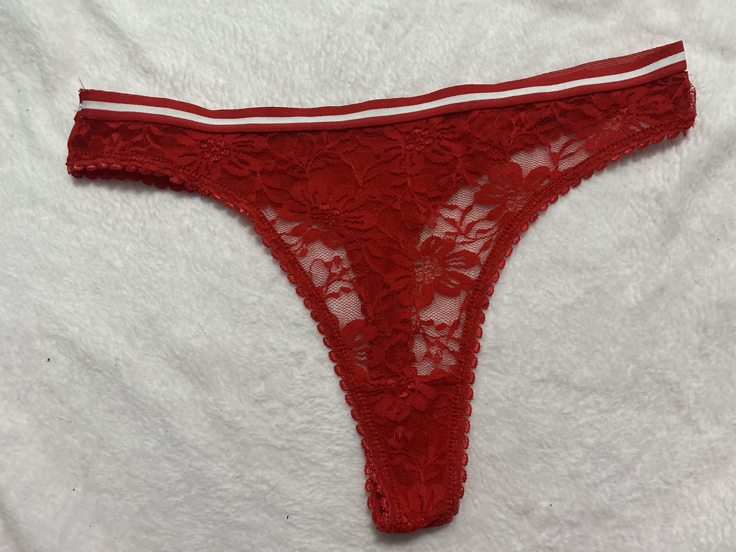 Getragener Tanga rot