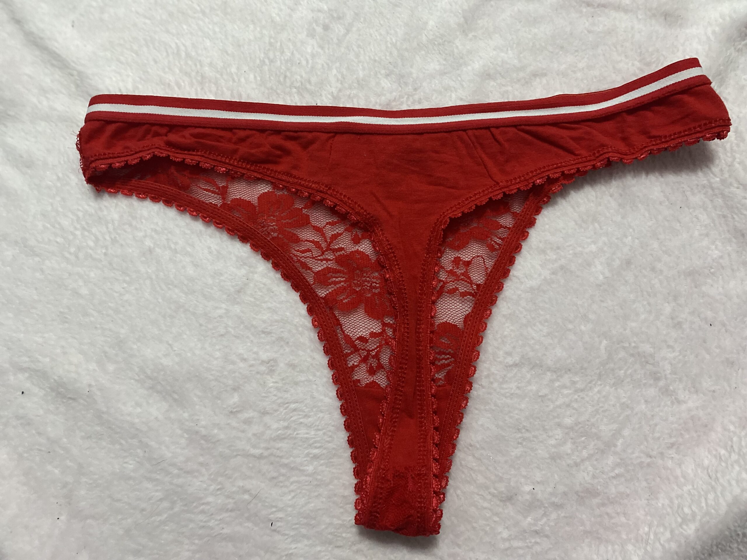 Getragener Tanga rot