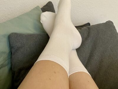 Frisch getragene, weiße Wochenendsocken aus Baumwolle warten auf einen Liebhaber