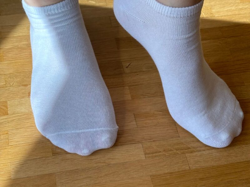 Getragene weiße Socken