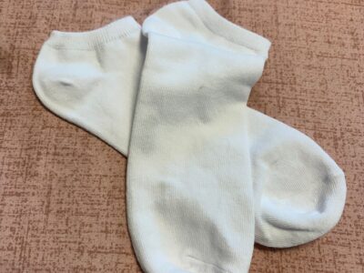 Getragene weiße Socken