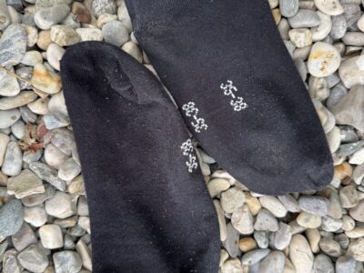 Getragene schwarze Socken
