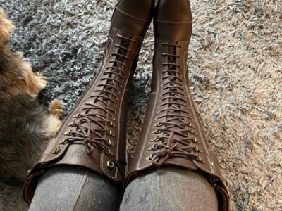 Getragene Flache Stiefel
