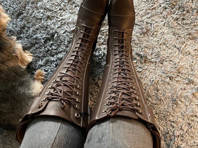 Getragene Flache Stiefel