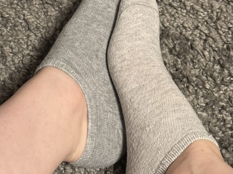 „Schmutzig und süße Sneaker-Socken - getragen nur für dich“